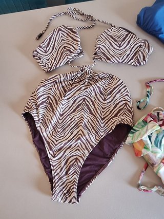 Lote 3 bañadores: cebra, floral y azul