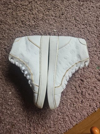 Zapatos Guess Blancos y Dorados
