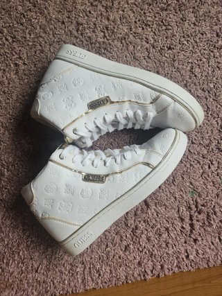 Zapatos Guess Blancos y Dorados