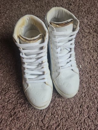Zapatos Guess Blancos y Dorados