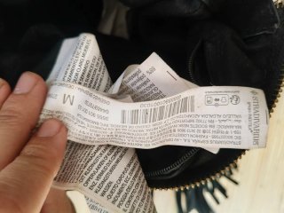 Bolso negro con tachuelas y flecos
