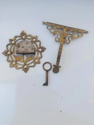 Antigua cerradura de baúl