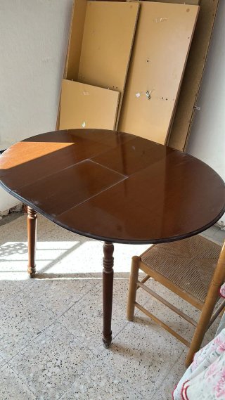 Mesa redonda de madera