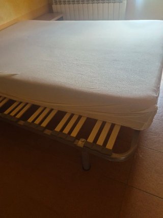 Cama con somier de madera y metal