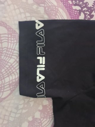 Camiseta deportiva marca  FILA negra