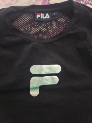 Camiseta deportiva marca  FILA negra