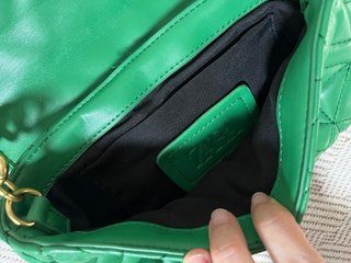 Bolso Zara verde con cadena dorada