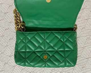 Bolso Zara verde con cadena dorada