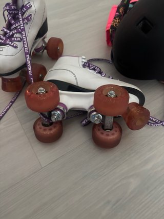 Patines blancos y casco negro