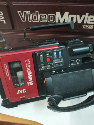 Cámara JVC VideoMovie VHS-C con maletín