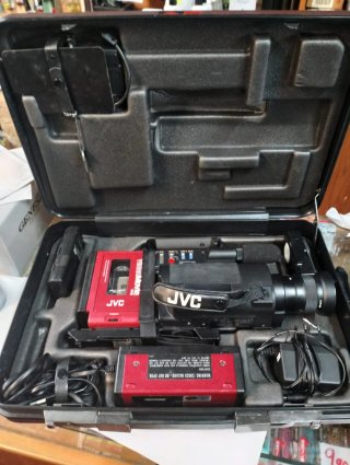 Cámara JVC VideoMovie VHS-C con maletín