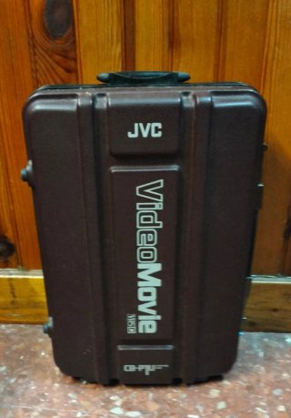 Cámara JVC VideoMovie VHS-C con maletín