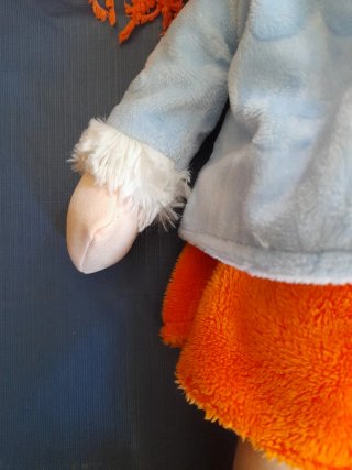 Muñeca de trapo naranja con vestido de lunares