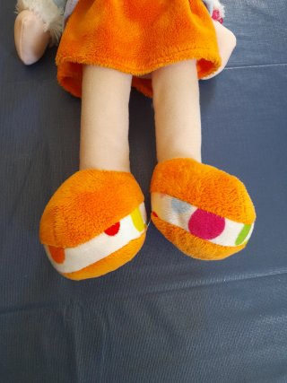 Muñeca de trapo naranja con vestido de lunares