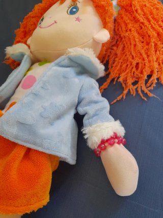 Muñeca de trapo naranja con vestido de lunares