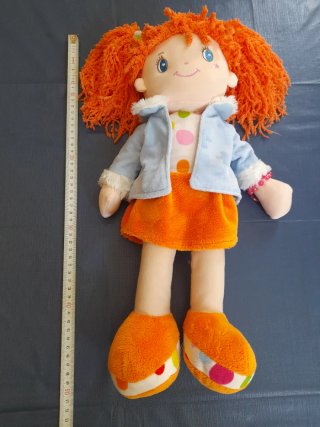 Muñeca de trapo naranja con vestido de lunares