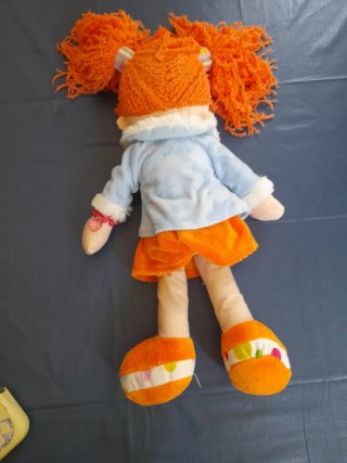 Muñeca de trapo naranja con vestido de lunares