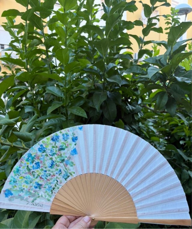 Abanico pintado a mano con flores azules