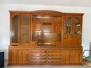 Mueble de salón de madera y cristal