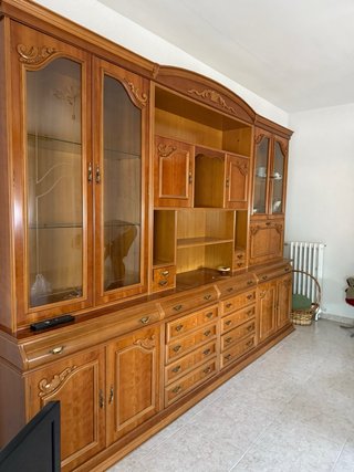 Mueble de salón de madera y cristal