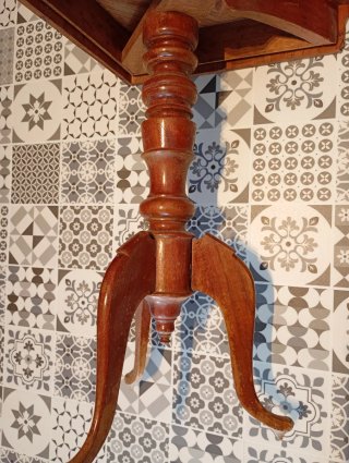 Esquinero antiguo de madera
