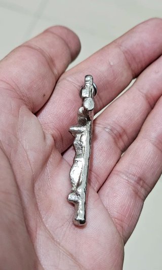 Crucifijo plateado INRI