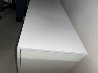 Cómoda blanca de madera con cajones