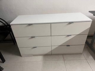 Cómoda blanca de madera con cajones