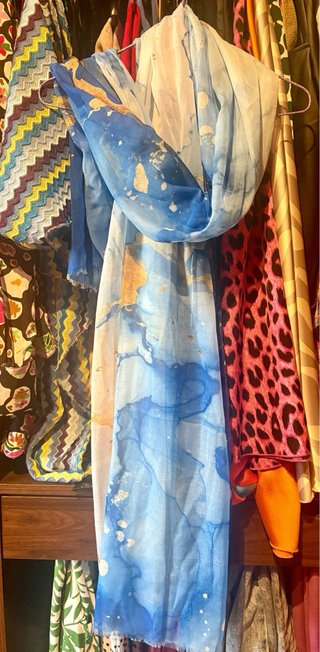 Pañuelo estampado azul y dorado