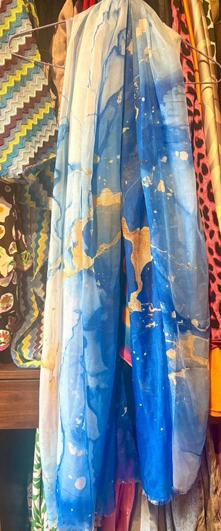 Pañuelo estampado azul y dorado