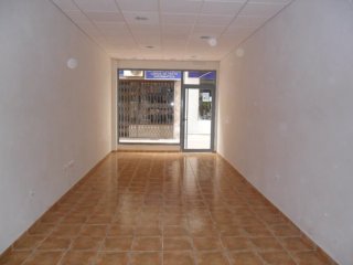 Se alquila local comercial de 45 metros en el cent