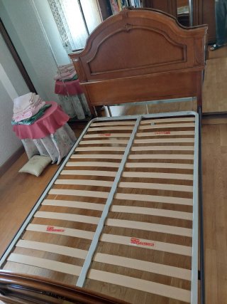 Armario de madera con cama