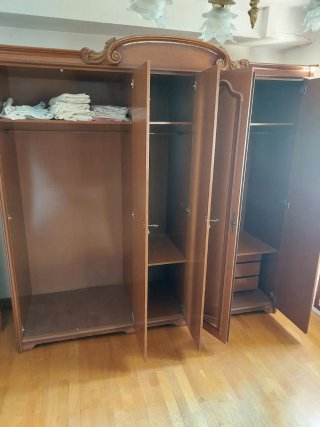 Armario de madera con cama