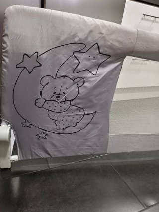 Barrera de seguridad para cama infantil.