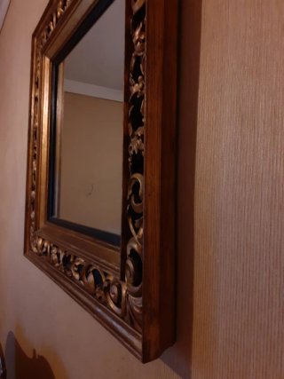 Specchio con cornice dorata