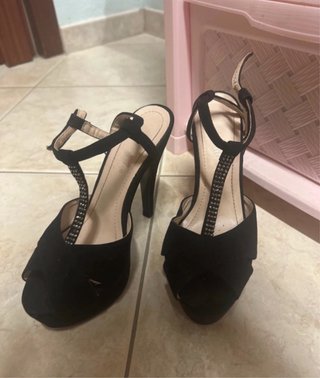 Scarpe aperte con tacco nero