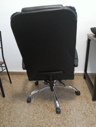 Silla de oficina negra con cojines