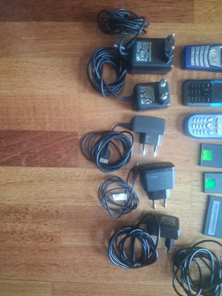 Lote móviles, baterías y cargadores.