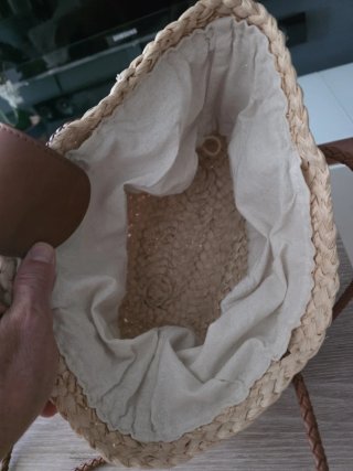 Bolso de mimbre con asa de cuero