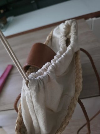 Bolso de mimbre con asa de cuero