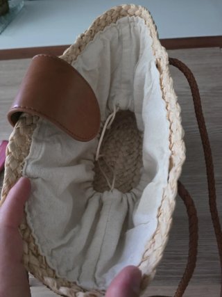 Bolso de mimbre con asa de cuero