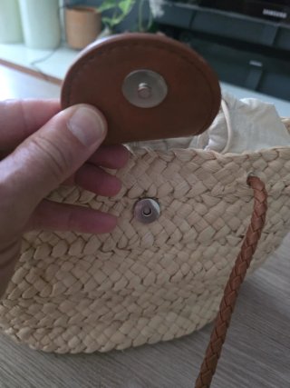 Bolso de mimbre con asa de cuero