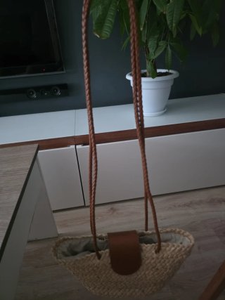 Bolso de mimbre con asa de cuero