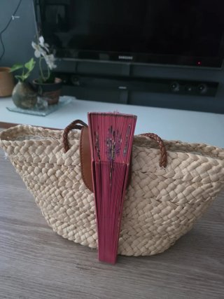 Bolso de mimbre con asa de cuero