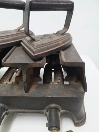 Antiguo calentador de planchas