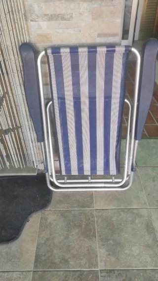 Silla de playa plegable azul y blanca