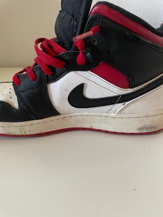 Jordan 1 Mid Negro Rojo Blanco