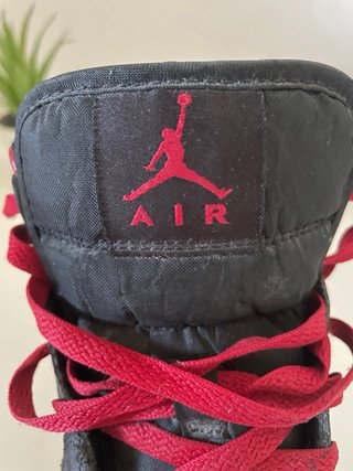 Jordan 1 Mid Negro Rojo Blanco