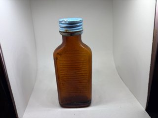 Antiche bottiglie in vetro ambra