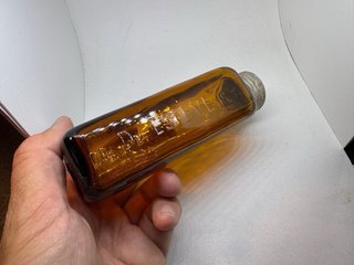 Antiche bottiglie in vetro ambra